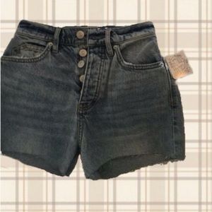 💗Free People-We the Free Curvy denim cut off shorts- size 24.💗 (#18)